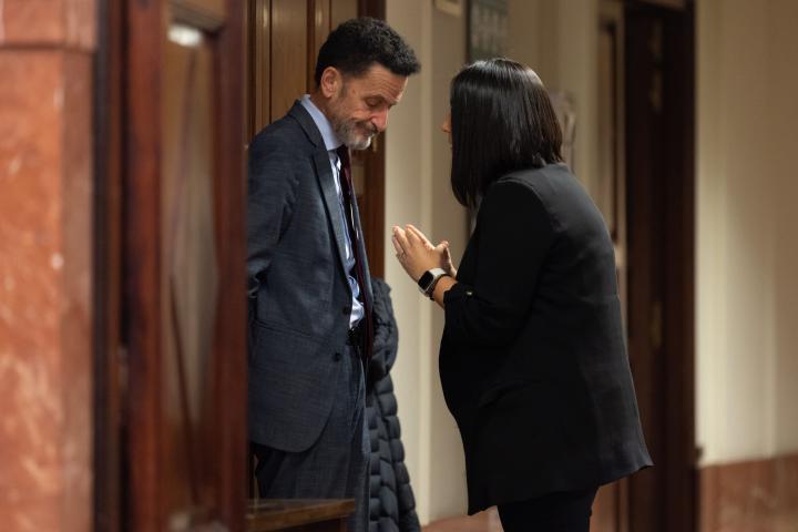Edmundo Bal, portavoz de Ciudadanos en el Congreso, e Inés Arrimadas, presidenta del partido, discuten en los pasillos de la Cámara Baja.