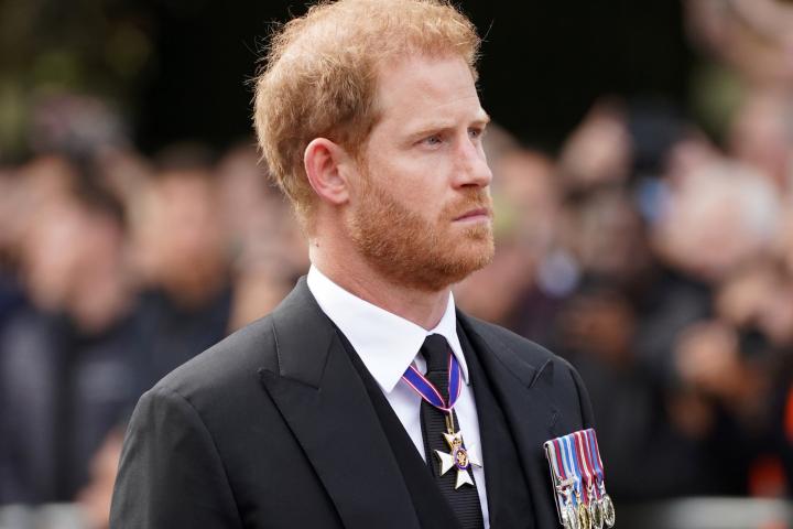 El príncipe Harry durante el cortejo fúnebre de la Reina Isabel II de Inglaterra