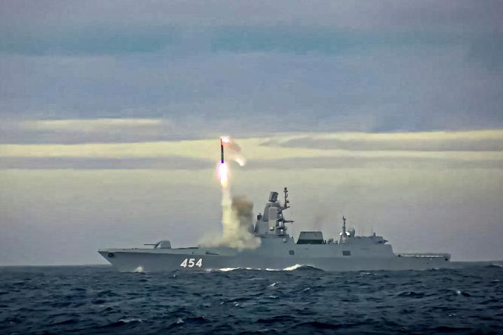La fragata Almirante Gorshkov usando uno de sus misiles Zircon 