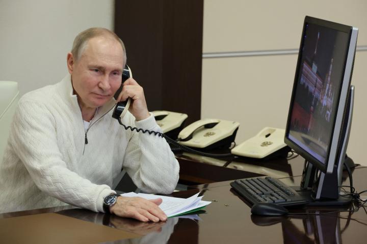 Putin, al teléfono