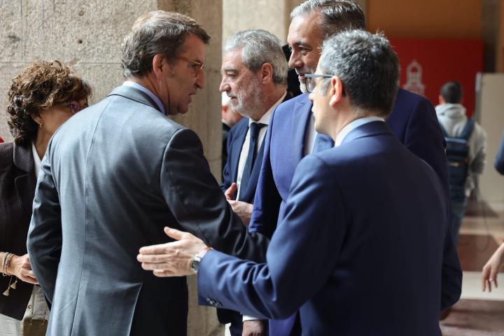 Foto de archivo del líder del PP, Alberto Núñez Feijóo, y el ministro de la Presidencia, Félix Bolaños.