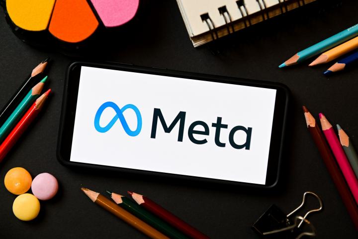 Un teléfono móvil con el logo de Meta.