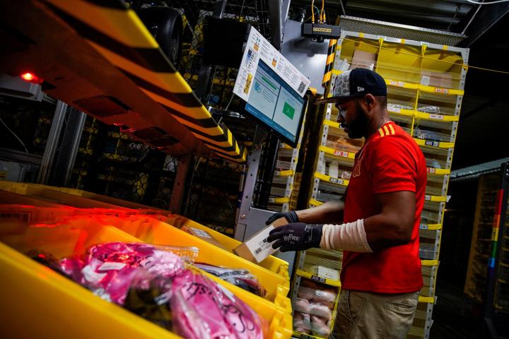 Un trabajador de Amazon prepara varios envíos durante el Cyber Monday del año pasado
