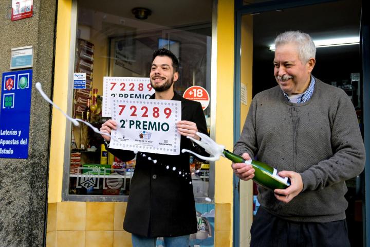 Celebración en el despacho mixto de la calle Esperanza 9 de Ciudad Real después de que se supiera que este establecimiento ha vendido parte del segundo premio de la lotería de "El Niño", este viernes