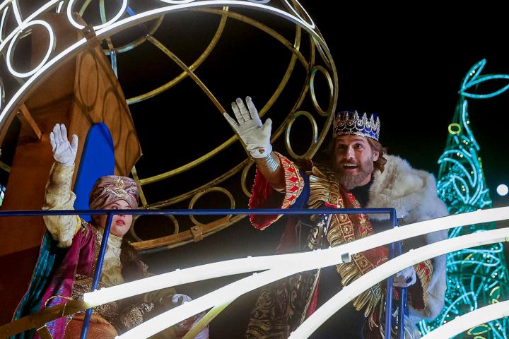 El rey Gaspar saluda a los niños durante la Cabalgata de los Reyes Magos celebrada este jueves en Madrid