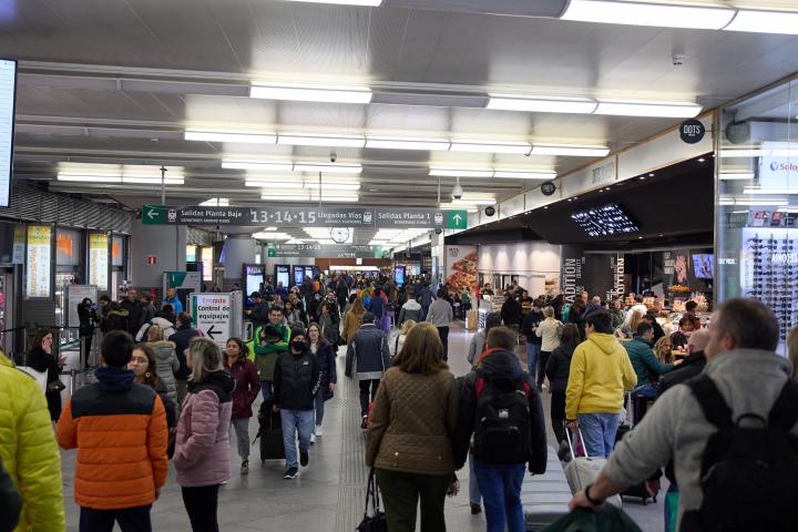 Varias personas en la estación Puerta de Atocha-Almudena Grandes, el 30 de diciembre, en Madrid.