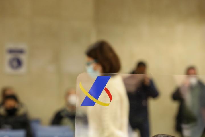 Varias personas en una oficina de la Agencia Tributaria.