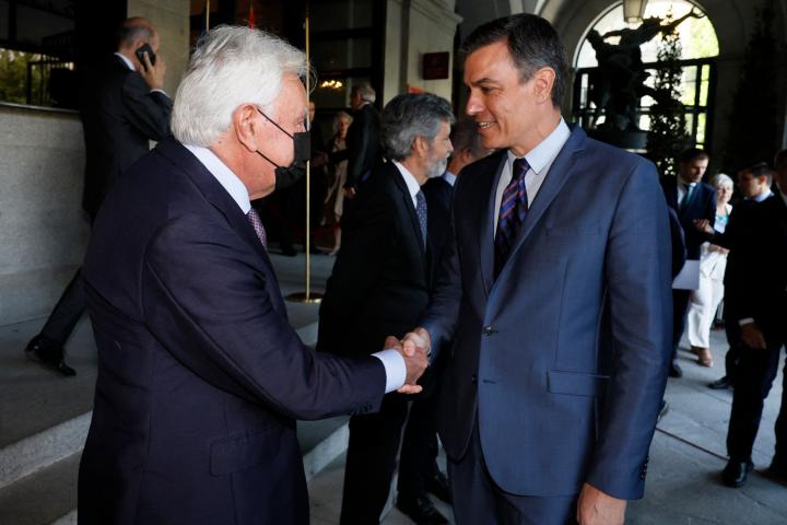 González y Sánchez se saludan en el acto por el 40 aniversario de la entrada de España en la OTAN