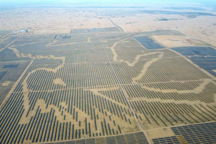 Vista aérea de la central eléctrica fotovoltaica en el desierto de Kubuqi.