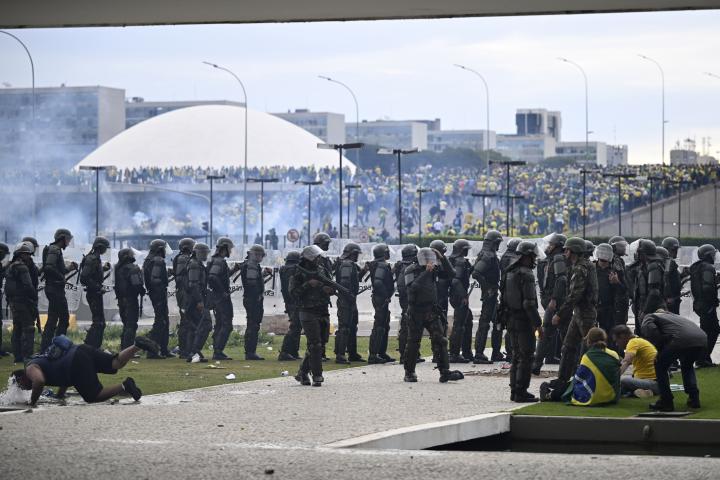 Seguidores del expresidente Jair Bolsonaro mientras asaltan el Congreso Nacional en Brasilia.