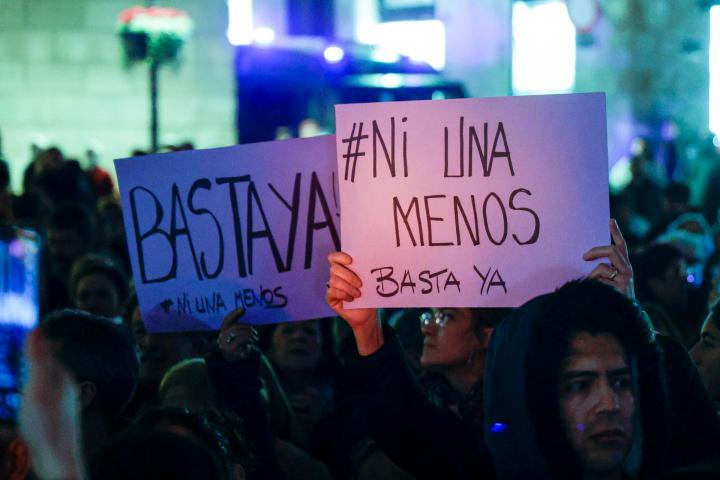 Concentración en la plaza de Sant Jaume, en Barcelona, para exigir el fin de los asesinatos machistas.