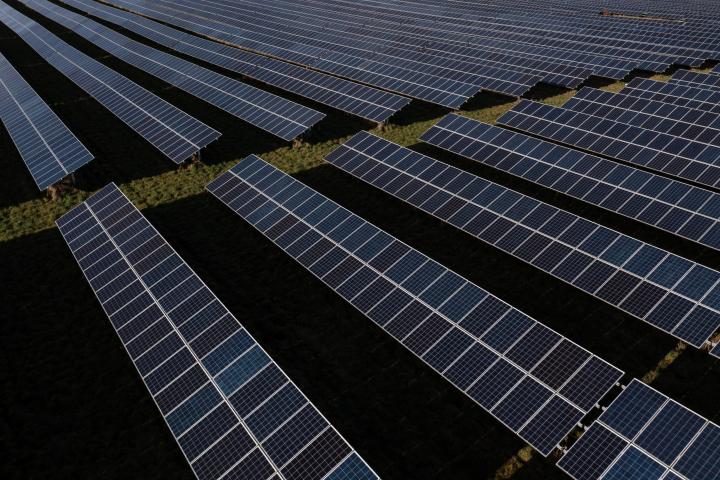 Una imagen aérea de paneles solares.