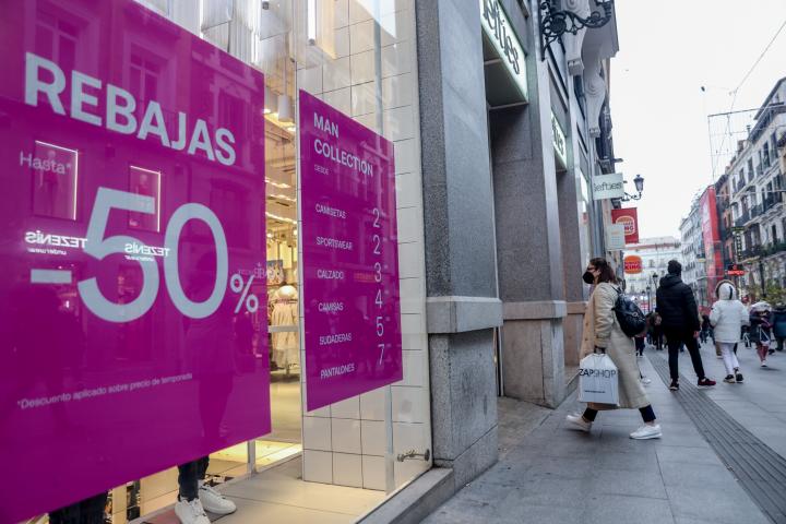 Una tienda con un cartel de rebajas en Madrid el 7 de enero de 2023.
