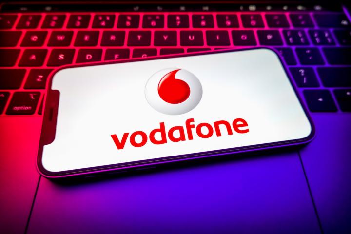 Móvil con logo de Vodafone.