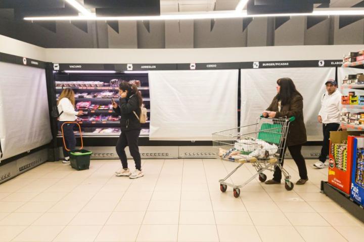Varias personas hacen la compra en un supermercado de Mercadona.