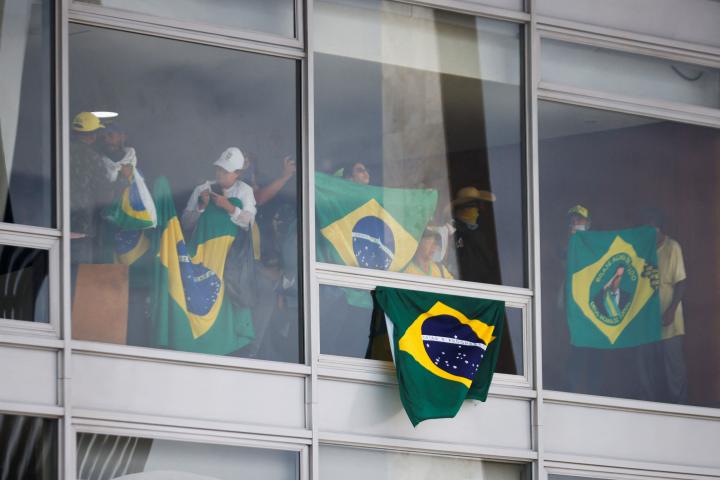 Seguidores de Bolsonaro, parapetados en el interior del Congreso de Brasil