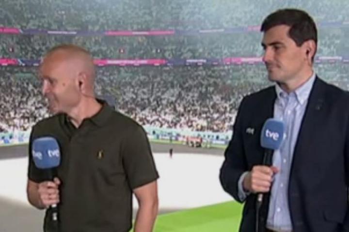 Casillas e Iniesta, durante la retransmisión de uno de los partidos del Mundial 2022