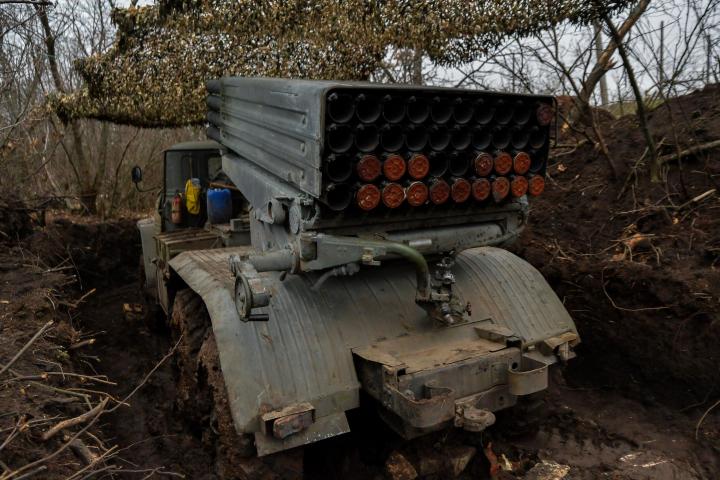 Un lanzamisiles ucraniano, escondido en el monte
