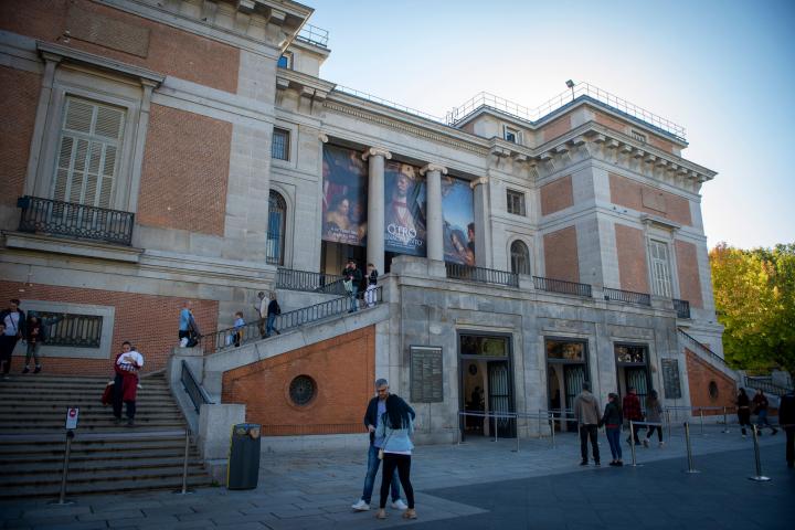 Visitantes en el Museo del Prado.