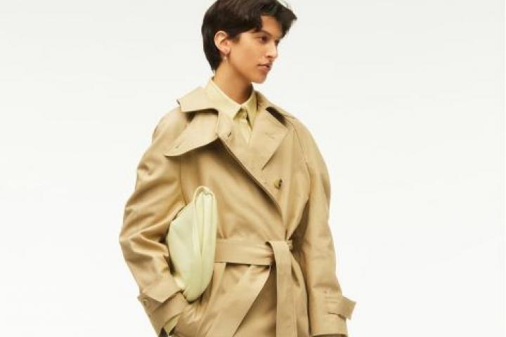 Modelo con uno de los abrigos de edición limitada de Zara.
