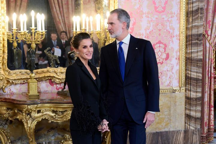 Los reyes Felipe y Letizia, durante una audiencia a los participantes de una cumbre de la OTAN en el Palacio Real en noviembre de 2022.