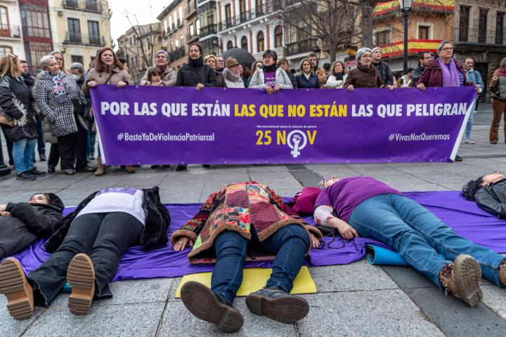 Integrantes de la plataforma 8M Toledo participan en una concentración para protestar contra los últimos asesinatos machistas ocurridos en España, el martes en Toledo.