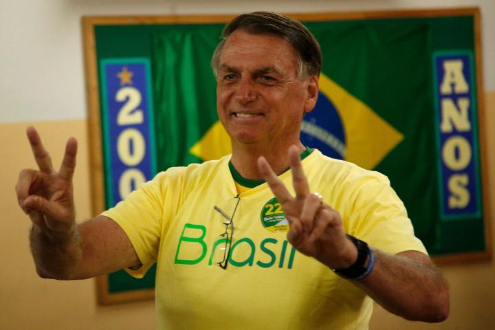 Jair Bolsonaro, el pasado 30 de octubre en Brasilia, tras votar en la segunda vuelta de las elecciones presidenciales. 