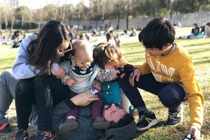 La familia 'ensamblada' de Alba juega en un parque.