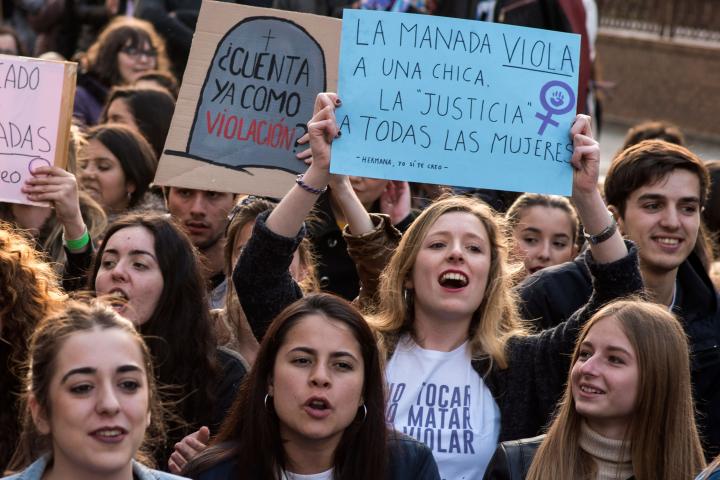 Chicas con pancartas en protesta por la sentencia de 'La Manada'.