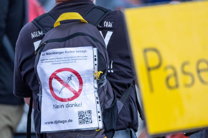 Un negacionista protesta en Alemania.