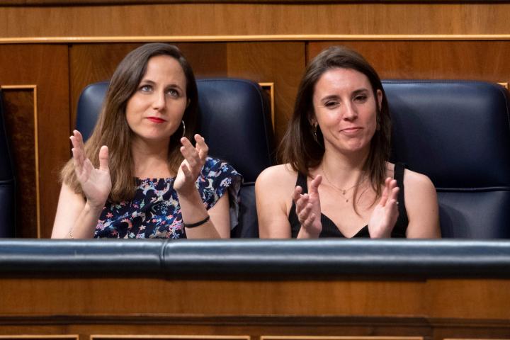 Las ministras Ione Belarra e Irene Montero, en el Congreso, en julio de 2022.