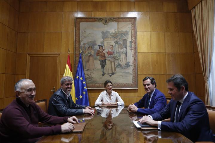 La ministra de Trabajo, Yolanda Díaz, durante una reunión con Una Sordo (CCOO), Pepe Álvarez (UGT), Antonio Garamendi (CEOE) y Gerardo Cuerva (Cepyme) en enero de 2020.