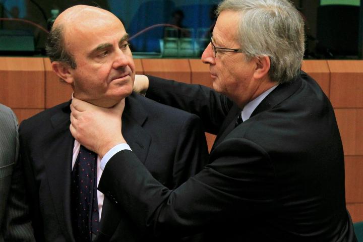 El luxemburgués Jean-Claude Juncker bromea con el español Luis de Guindos durante una reunión del Eurogrupo en Bruselas en marzo de 2012.