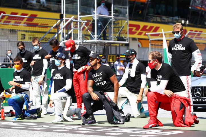 Varios pilotos de Formula 1 se arrodillan en protesta contra el racismo. 