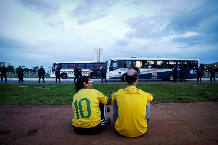 Los dos únicos bolsonaristas que han acudido a la convocatoria de manifestación en Brasilia
