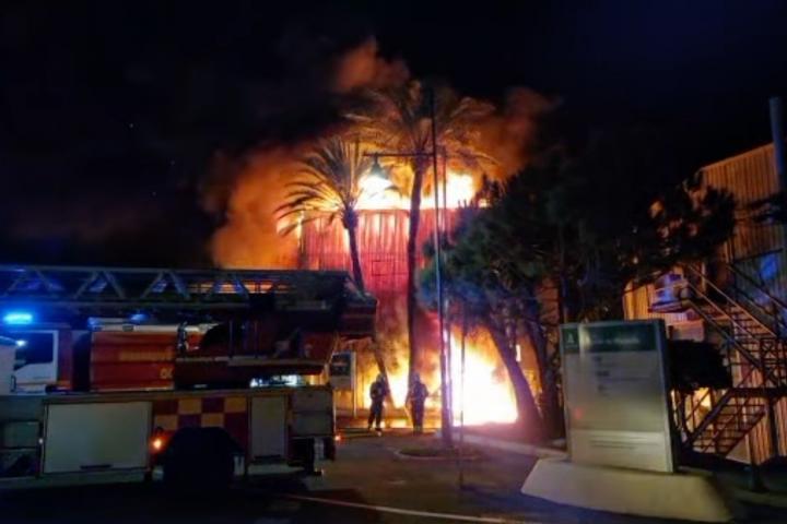 Imagen del incendio declarado en el puerto de Marbella