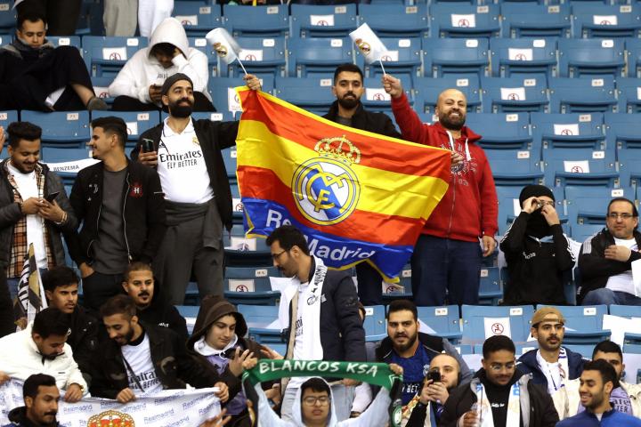 Aficionados del Real Madrid en la SuperCopa de España.(Photo by Fayez Nureldine / AFP) (Photo by FAYEZ NURELDINE/AFP via Getty Images)