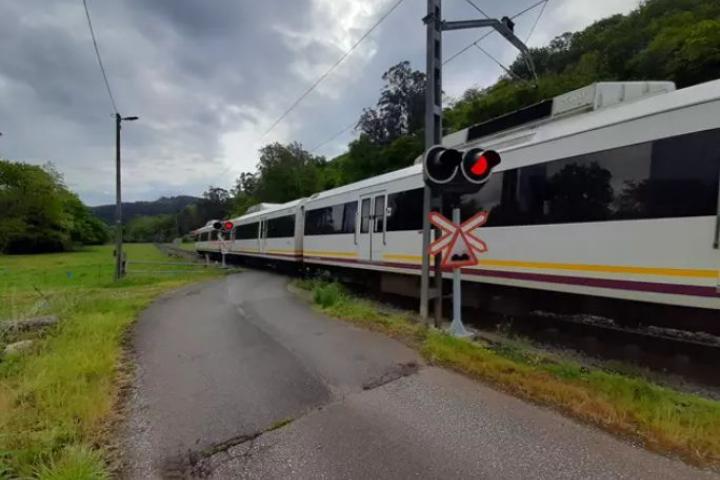 Tren circulando por una vía de Cantabria
