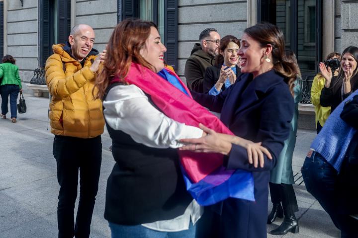 Irene Montero (dcha.) se abraza con Ángela Rodríguez (izda.) tras la aprobación de la Ley Trans