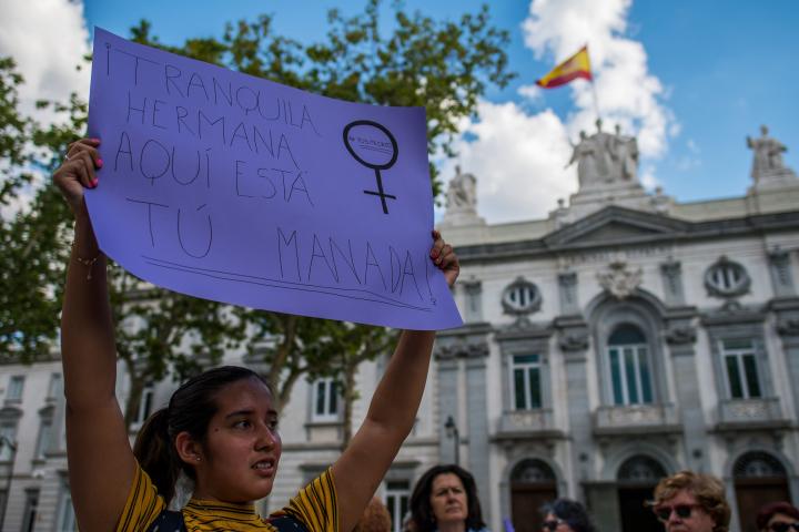 Pancarta vista en una manifestación en contra del veredicto de la primera 'Manada' en España.