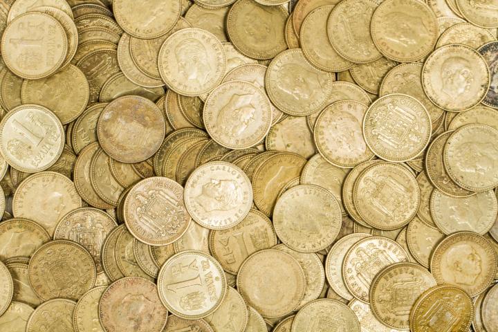 Varias monedas de peseta amontonadas.