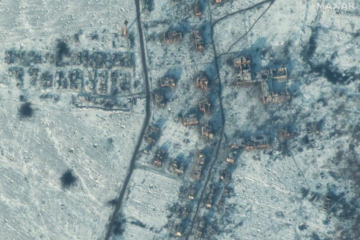Fotografía satelital de una zona con escuelas y edificios destruidos en el sur de Soledar.
