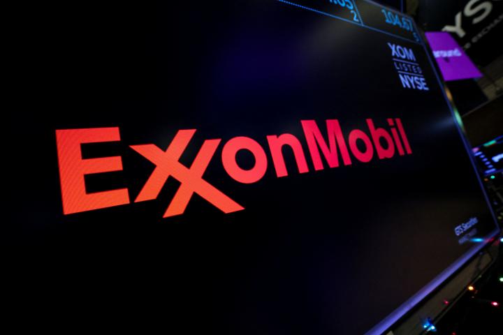 Logotipo de ExxonMobil en el New York Stock Exchange (NYSE) de Nueva York. 