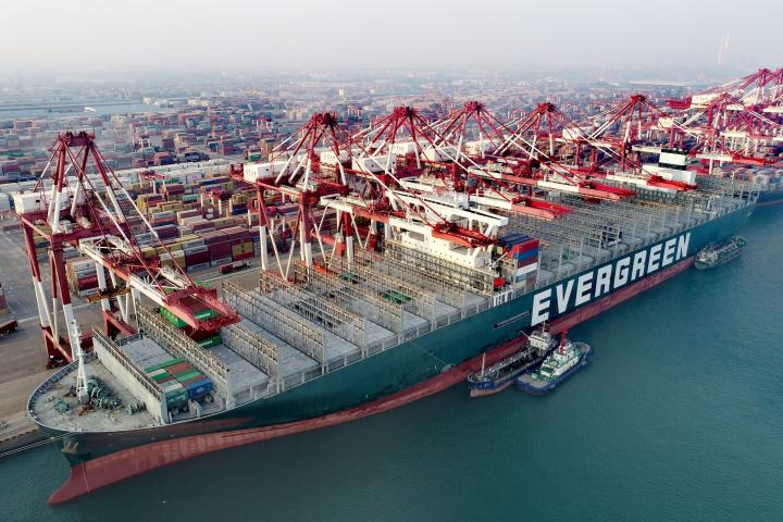 Imagen de archivo del Ever Given, el carguero que bloqueó el Canal de Suez en 2021.