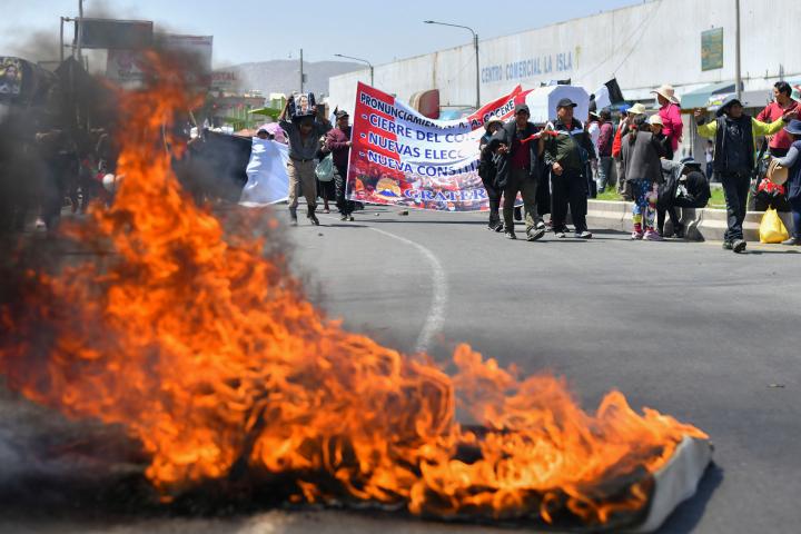 Una barricada en una de las muchas protestas convocadas en Perú contra Dina Boluarte 