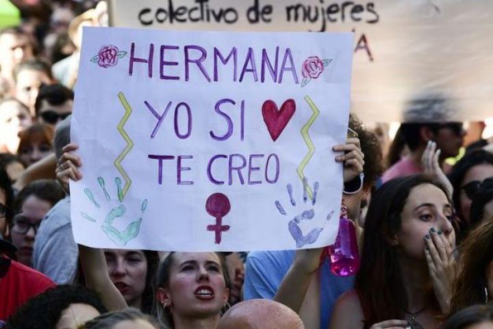"Hermana, yo si te creo", se lee en un cartel contra las violaciones masivas, en Madrid. 
