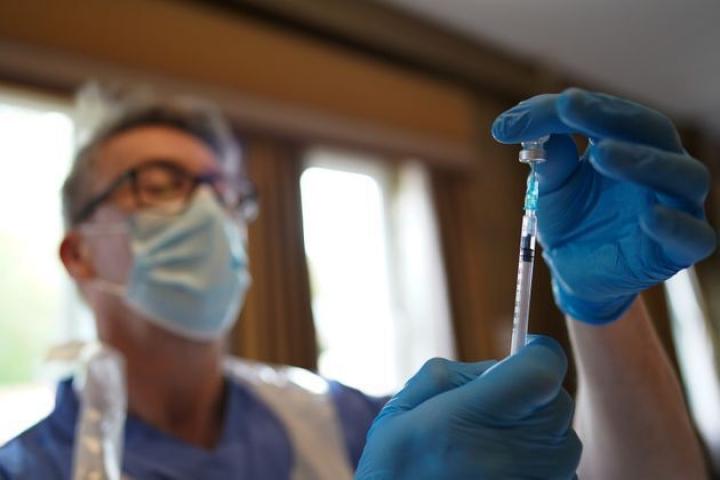 Imagen de archivo de un profesional sanitario preparando una vacuna con el suero de Pfizer.