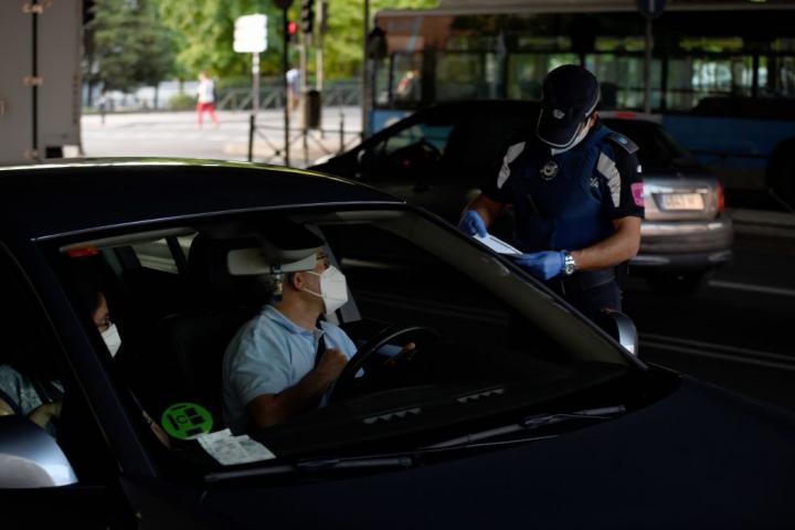 Un agente prepara una multa contra un conductor en Madrid