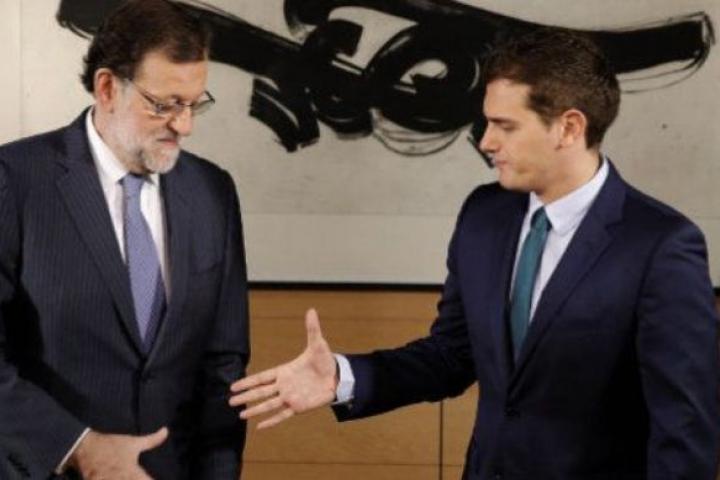 Rajoy y Rivera se saludan.