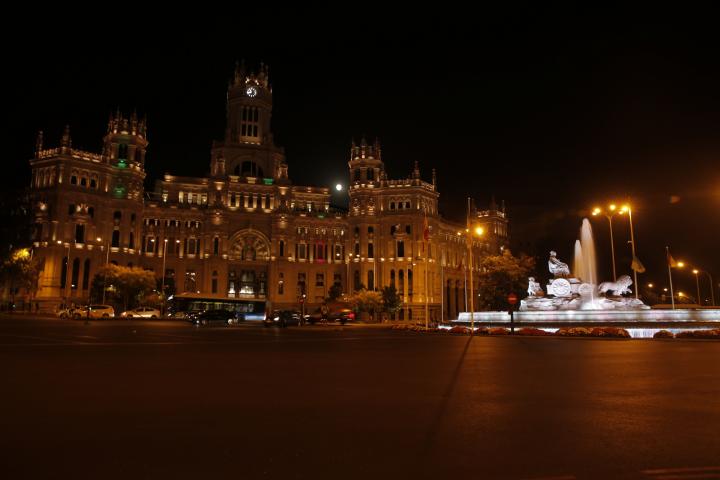 El Ayuntamiento de Madrid y la Fuente de Cibeles, sin apenas luz en las primeras horas del decreto de ahorro